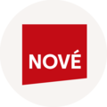 Logo NOVÉ v bielom písme na červenom pozadí.